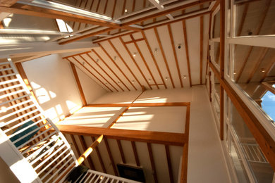Geräumiges, Repräsentatives Modernes Wohnzimmer im Loft-Stil mit hellem Holzboden, Hängekamin und freigelegten Dachbalken in Düsseldorf