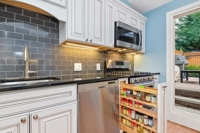 Elegant kitchen photo in New York