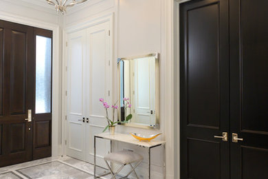 Transitional entryway photo in Toronto