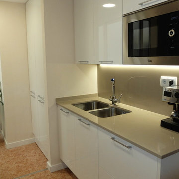 Reforma y ampliación de cocina - zona de fregado con lavavajillas integrado y mu