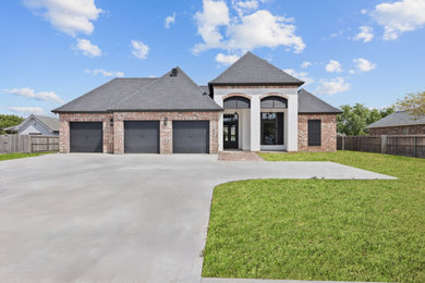 Example of a classic exterior home design in New Orleans