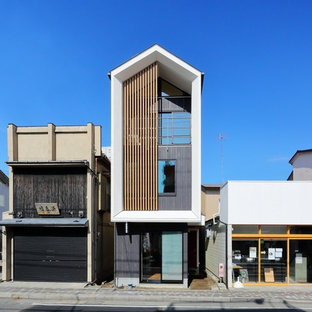 他の地域のモダンスタイルのおしゃれな家の外観 (マルチカラーの外壁、切妻屋根) の写真