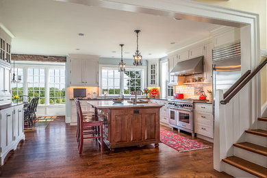 Kitchen - traditional kitchen idea in Philadelphia