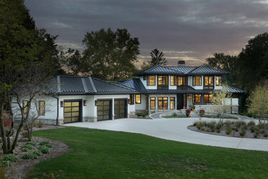 Diseño de fachada de casa blanca y negra actual grande de dos plantas con revestimientos combinados, tejado a cuatro aguas y tejado de metal