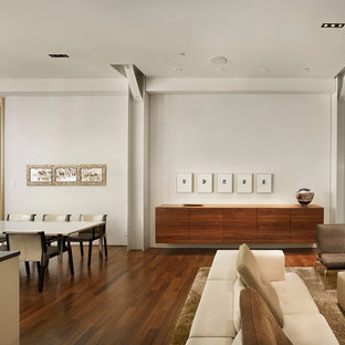 フィラデルフィアのモダンスタイルのLDKの画像 (白い壁、濃色無垢フローリング)