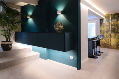 Idee per un grande ingresso moderno con pareti bianche, pavimento in gres porcellanato, una porta bianca e pavimento grigio
