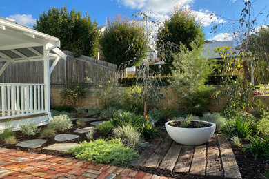 Photo of a beach style garden in Perth.