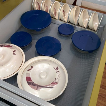 Tandem Drawer with Cup & Saucer Holder