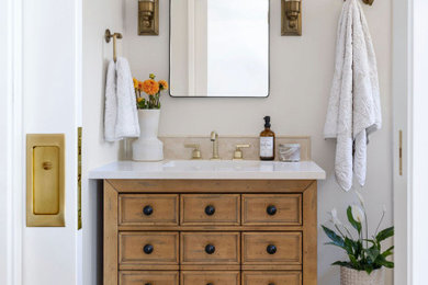 Example of a cottage home design design in San Francisco