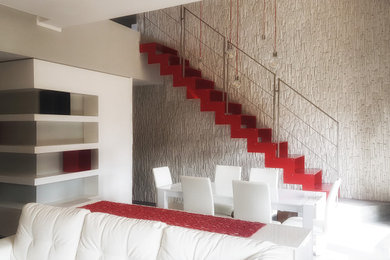 Foto de escalera recta minimalista sin contrahuella con escalones de metal y barandilla de metal
