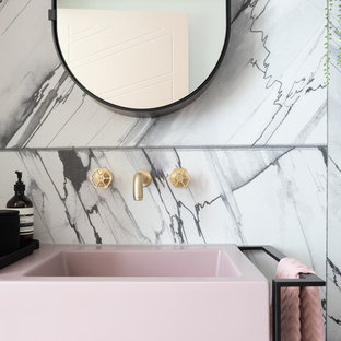 Esempio di una stanza da bagno padronale minimalista di medie dimensioni con consolle stile comò, doccia aperta, piastrelle rosa, piastrelle diamantate, top in superficie solida e top rosa