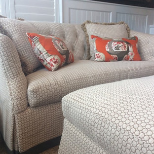 Foto di un piccolo soggiorno tradizionale chiuso con pareti marroni, moquette, nessuna TV e pavimento marrone