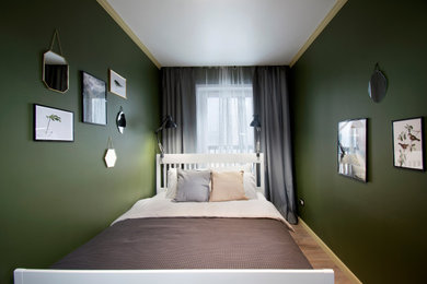 Стильный дизайн: маленькая спальня с зелеными стенами и полом из ламината для на участке и в саду - последний тренд