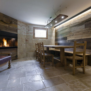 Modelo de sótano con puerta moderno, grande, con paredes marrones, suelo de piedra caliza, chimenea de esquina, marco de chimenea de madera y suelo beige