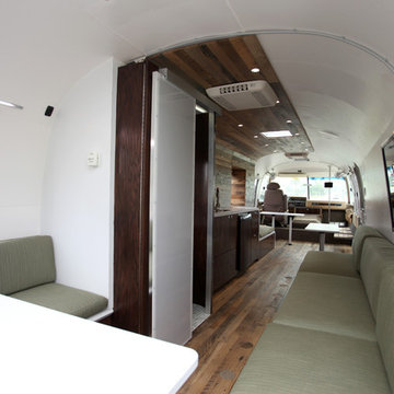1985 345 Mobile Office Airstream - Delivering Happiness
