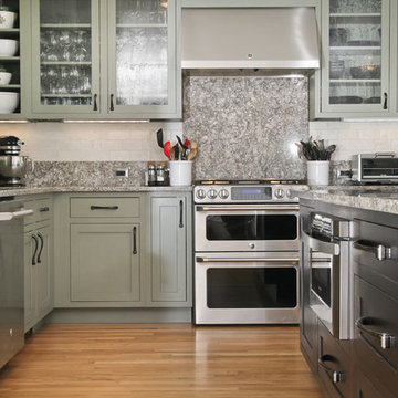 Traditional Kitchen with Stainless Steel Appliances and Granite Backsplash – Nor