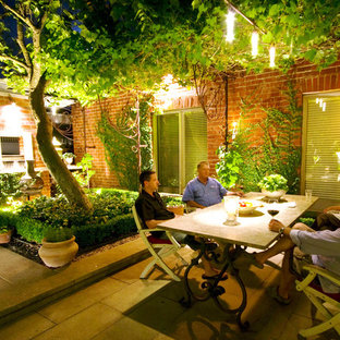 Schattiges Stilmix Garten im Innenhof mit Sportplatz und Natursteinplatten in Melbourne