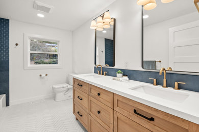 Example of a transitional home design design in Seattle