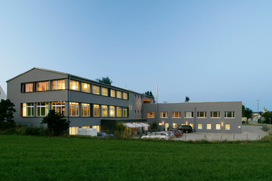 Industrial Haus mit grauer Fassadenfarbe in Sonstige