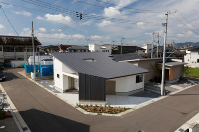 他の地域にある中くらいなコンテンポラリースタイルのおしゃれな家の外観 (長方形) の写真