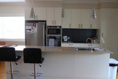 Inspiration for a modern kitchen in Brisbane.