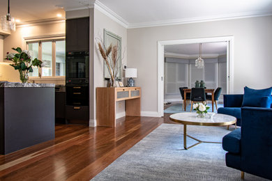 Transitional dining room in Melbourne.