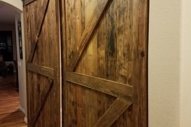 デンバーにある中くらいなラスティックスタイルのおしゃれな玄関ドア (ベージュの壁、無垢フローリング、木目調のドア、茶色い床) の写真