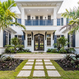 マイアミのトロピカルスタイルのおしゃれな家の外観の写真