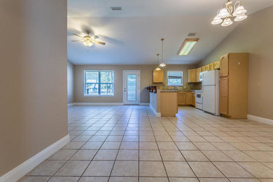 Example of a classic kitchen design in Miami