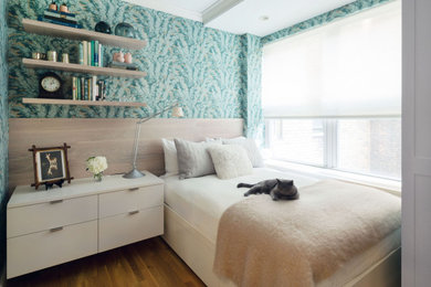На фото: маленькая гостевая спальня (комната для гостей) в современном стиле с зелеными стенами, паркетным полом среднего тона, коричневым полом, кессонным потолком и обоями на стенах без камина для на участке и в саду с
