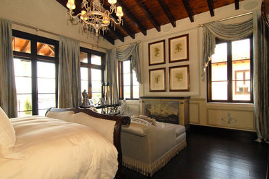 Example of a classic bedroom design in Seattle