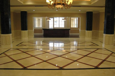 Diseño de recibidores y pasillos clásicos grandes con paredes beige y suelo de linóleo