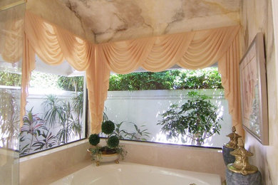 Inspiration for a timeless bathroom remodel in Miami