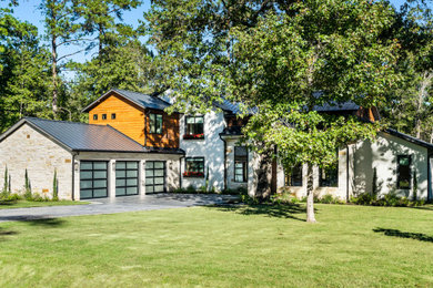 Foto della villa ampia bianca contemporanea a due piani con rivestimenti misti, copertura in metallo o lamiera e tetto grigio