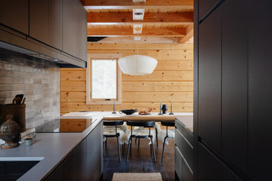 Diseño de salón tipo loft vintage de tamaño medio con paredes beige y suelo de madera en tonos medios