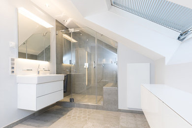 Mittelgroßes Modernes Badezimmer mit flächenbündigen Schrankfronten, weißen Schränken, Duschnische, weißer Wandfarbe, Keramikboden, beigem Boden und Falttür-Duschabtrennung in Dortmund
