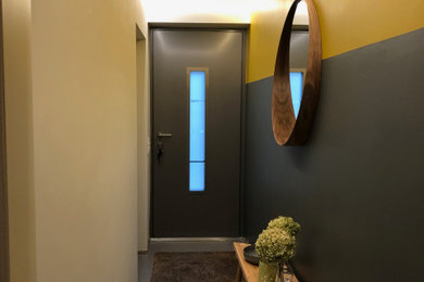 Kleiner Moderner Flur mit Betonboden und grauem Boden in Sonstige