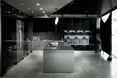 Trendy kitchen photo in Miami