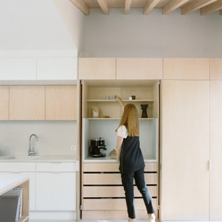Idee per una cucina design di medie dimensioni con lavello sottopiano, ante lisce, ante in legno chiaro, top alla veneziana, elettrodomestici in acciaio inossidabile e soffitto a volta