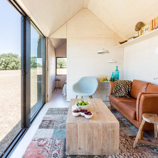 Foto di un piccolo soggiorno boho chic chiuso con pareti beige, parquet chiaro, nessun camino e nessuna TV