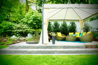 Geometrischer, Mittelgroßer, Halbschattiger Moderner Garten im Frühling, neben dem Haus in Frankfurt am Main