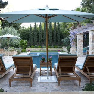 Неиссякаемый источник вдохновения для домашнего уюта: геометрический, солнечный садовый фонтан среднего размера на заднем дворе в средиземноморском стиле с освещенностью и дорожками из тротуарной плитки