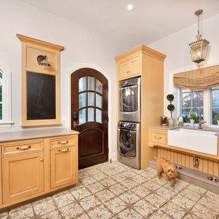 Foto de cuarto de lavado en U, tradicional, grande, con fregadero sobremueble, paredes blancas, lavadora y secadora apiladas, armarios con rebordes decorativos, encimera de cuarzo compacto, suelo de baldosas de cerámica, suelo beige, encimeras beige y puertas de armario de madera oscura