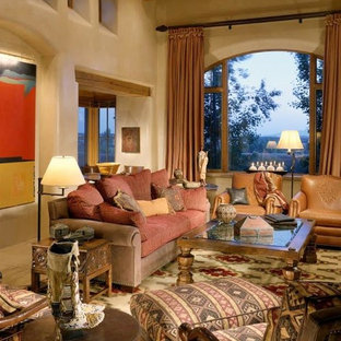 Großes, Fernseherloses, Offenes, Repräsentatives Mediterranes Wohnzimmer ohne Kamin mit beiger Wandfarbe und Teppichboden in Phoenix