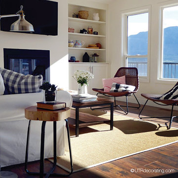 Cottage living room overlooking the lake