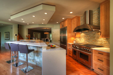 Eat-in kitchen - transitional eat-in kitchen idea in St Louis with an undermount sink, shaker cabinets, light wood cabinets, quartz countertops and stainless steel appliances