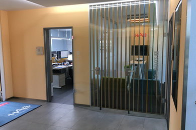 Entryway - modern entryway idea in Hamburg