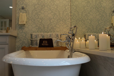 Example of a cottage chic bathroom design in Chicago