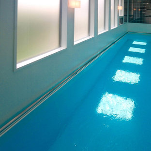 他の地域の巨大な長方形和風のおしゃれなプールの写真