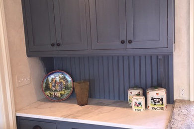 Example of a farmhouse kitchen design in New York